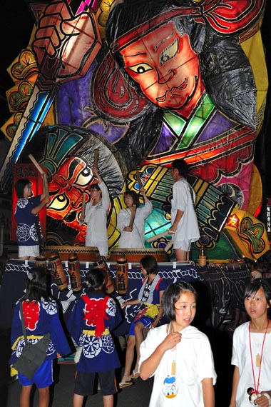 川若組山車の後部に描かれた「巴御前」の様子。