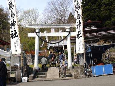 鵜鳥神社遥拝殿前の大鳥居と幟です。いい天気に恵まれ多くの人が訪れていました。
