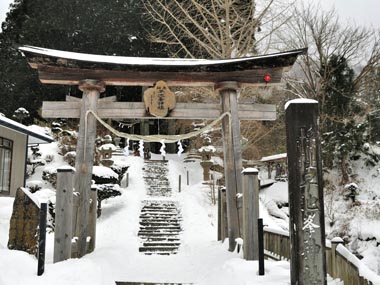 朝８時の早池峰神社参道入り口の大鳥居です。