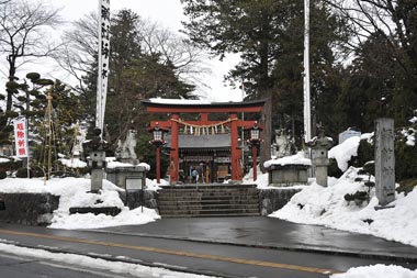 諏訪神社境内入り口です。周辺にはまだ雪が沢山あります。