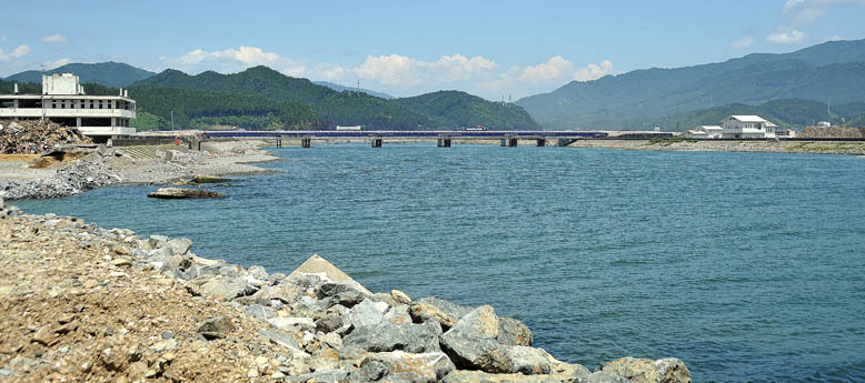 河口から見た仮橋の全体です。左側の建物は、津波で壊滅した気仙中学校です。