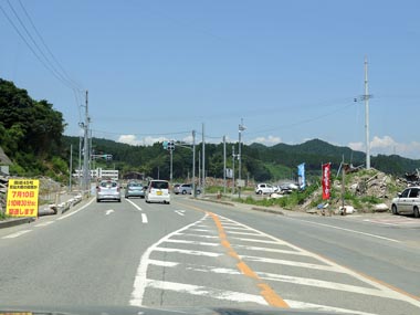 気仙沼方面から陸前高田市に入るには気仙川を渡ります。流失した交差点に信号が入り、仮橋が開通しました。