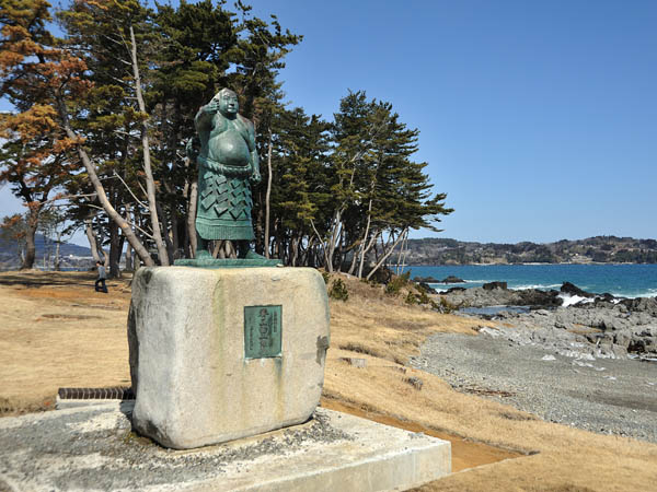 岬先端部に立つ第九代横綱秀山雷五郎像。