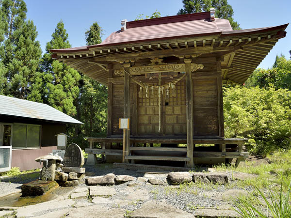 不動明王神社と境内の水汲み場