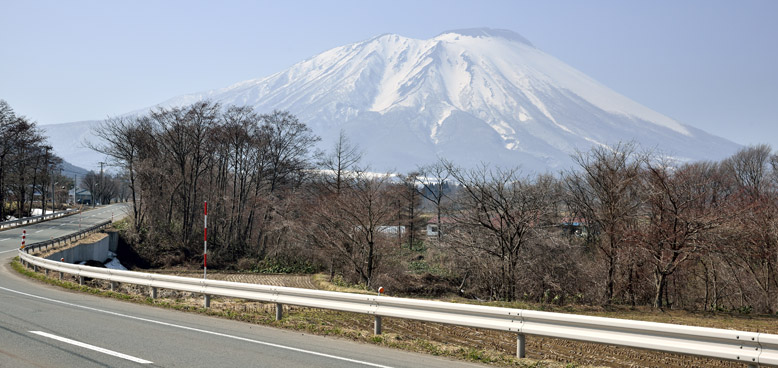 分かれと柳沢小中学校の中間点から見上げた岩手山の様子。