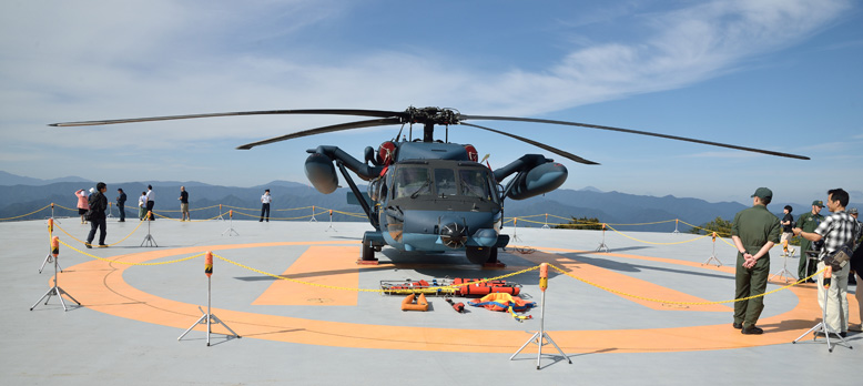 山頂に設けられたヘリポートに駐機する「UH-６０救助機。