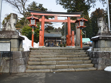 諏訪神社正門の赤鳥居