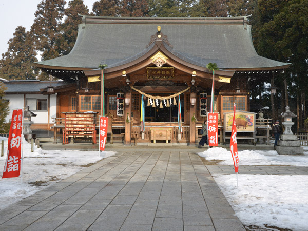 諏訪神社本殿と境内広場