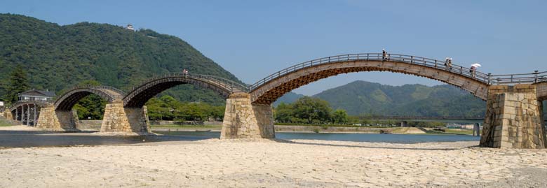 岩国市のシンボルにもなっている錦帯橋です。右端にも一連あるのですが写りませんでした。