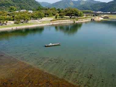 錦川の上流です。鮎釣りの船が錨で固定されています。のどかな、そしてこの橋との対比が何とも言われません。