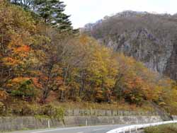 遠野側の仙人道路　４・・・大きな岩場は「片岩」と呼ばれる露頭で名所にもなっています。