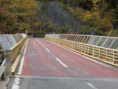 仙人大橋の様子です。車道だけで歩道はありません。歩くときは車が来ないうちに素早く抜けるしかありません。