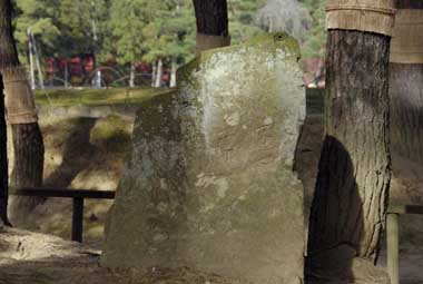 芭蕉句碑　２・・・左側の真筆部分と言われる石碑。