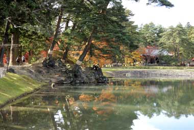 築山　１・・・松の木がありその奥にカエデがあります。水面に映った紅葉も良いものです。