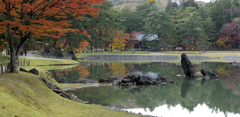 毛越寺のシンボルでもある大泉が池と出島石組み・池中立石、いつ見ても心休まる風景です。