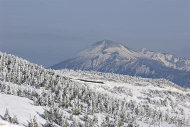 大深沢展望台から　６・・・遠くに見える岩手山。