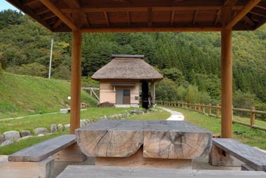 東屋の休憩台の上から眺めた水車小屋