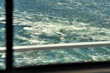 バスの窓から見た鳴門海峡の潮流。