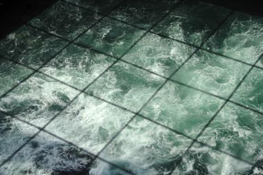ガラス床から見下ろす４５ｍ下の激しい潮流