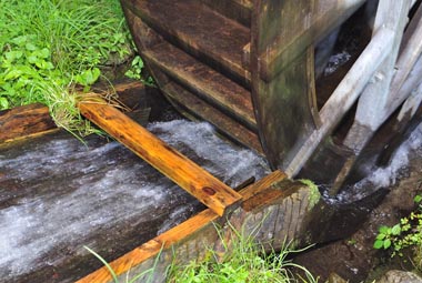 木製の樋を落下する水と水車　２・・・水がぶつかる様子