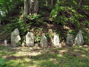 三猿の石碑群と早池峰古道ですが、ちょっと見ただけでは三猿の石碑は見つかりません。