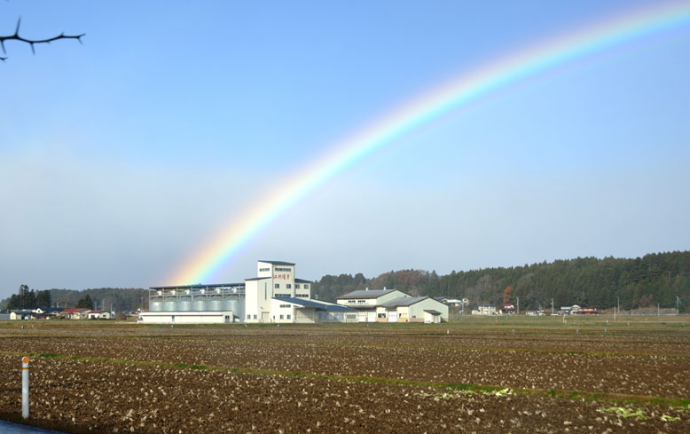 虹の左側の基点、建物はＪＡ江刺種子乾燥精選施設です。