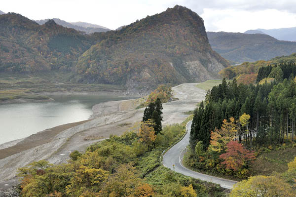 猿岩の様子と石淵ダムの水面