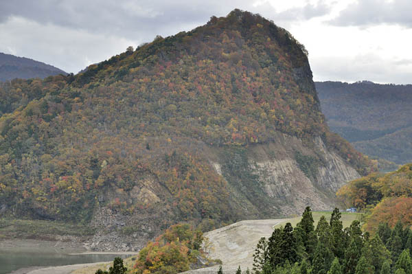 猿岩と紅葉、今が盛りでした。