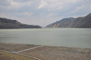湖畔道路 5・・・山の切れ目の部分がダム堰堤内側になります。