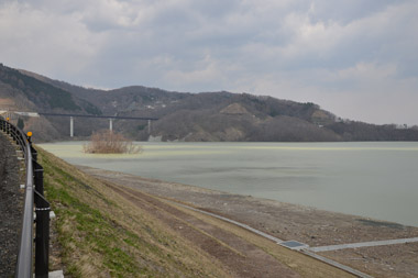 湖畔道路 6・・・見えている橋は谷子沢橋。