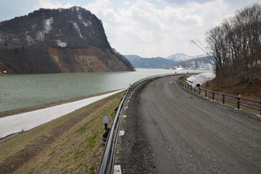 湖畔道路 7・・・猿岩が見えてきました。