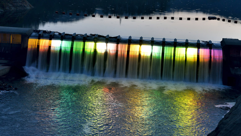 ライトアップされた錦秋湖大滝の様子です。17本の水流の帯がきれいです。