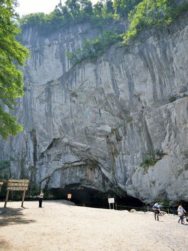 大猊鼻岩(124m)