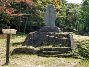 日本最古溶鉱炉記念碑と書かれてありました。 