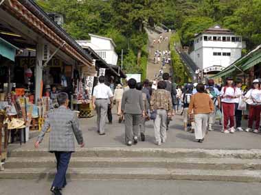 飯盛山参道　２・・参道入り口の両側はおみやげ屋さんです。今日の観光客はかなりの人出でした。