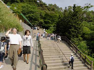 飯盛山参道　４・・左側の通路を通ると、さざえ堂や宇賀神堂に出ることが出来ます。