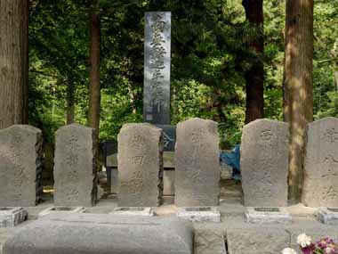 飯盛山墓地　１・・自刃した十九人の墓が並びます。