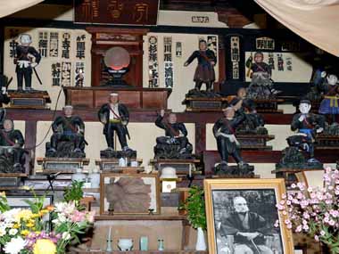 宇賀神堂　２・・自刃した白虎隊士十九の人形が祀られている。