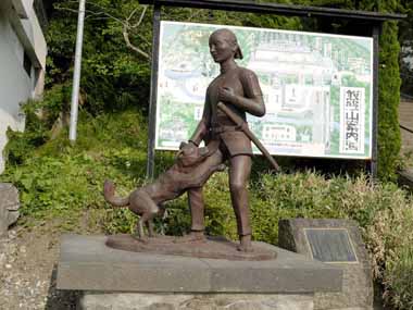 白虎隊記念館　３・・愛犬クマ滝沢山中に出迎えと名付けられた銅像です。