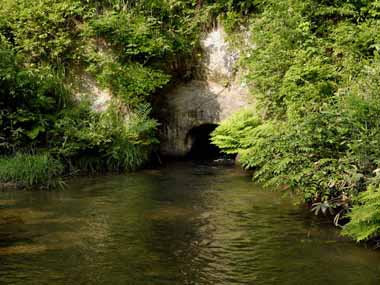 戸の口堰洞穴　２・・かなりの水流があります。山の反対側にある戦場から、この穴を通ってきたと言います。