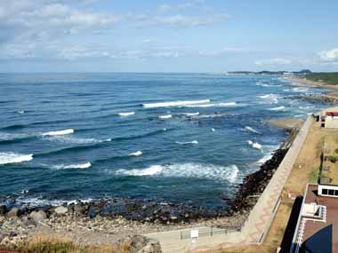 岩城・秋田方面を望みます。片寄せ波がきれいでした。