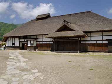 宿場の面影　１・・大内宿本陣跡に、昭和５９年復元された宿駅時代の本陣。現在は町並み展示館になっています。
