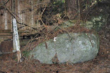 神社前の大きな石と、古くなって読めない案内標識です。
