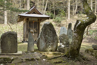 境内の石碑群　６・・・後ろに神馬の祠があります。