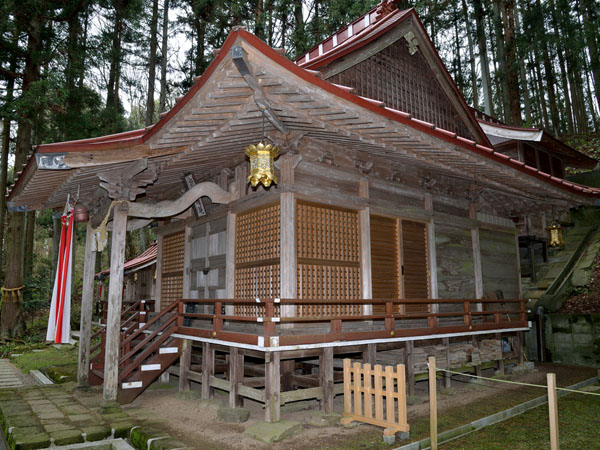 社殿右側から 1