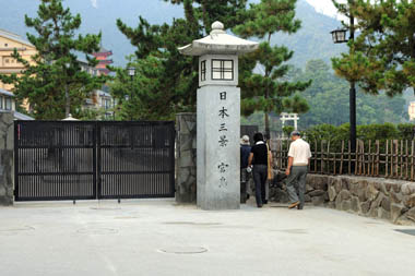 神社参道　２・・・早朝なので通用門は閉まっていました。