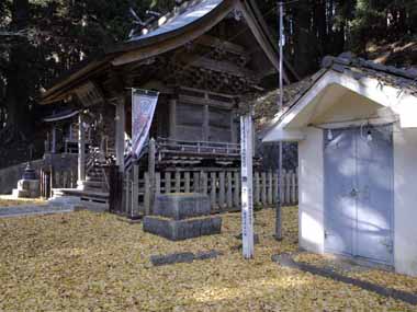 黒森神社本殿と獅子頭を祀ってある場所。