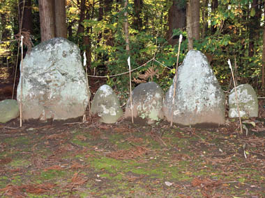 笹竹と縄で囲われた石碑　２