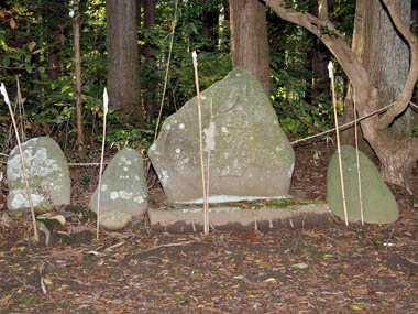 笹竹と縄で囲われた石碑　３