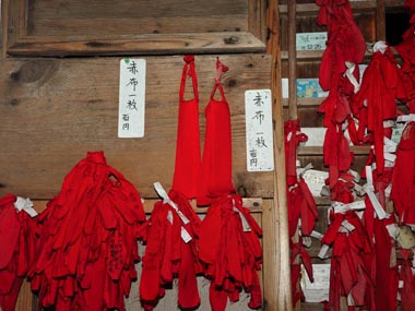 拝殿左側にある赤い布、ここで百円を支払い赤い布を買います。